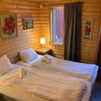 Madam Blås mysiga stugor med vedeldad bastu och badtunna, hotel en Nossebro