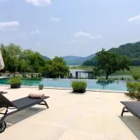 Drive Point (Adventure Lake Resort), hotel di Asparukhovo