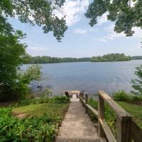 Family Lakefront Adventure House 3BR wFirepit & Scenic, hotel cerca de Aeropuerto de Plymouth Municipal - PYM, Plymouth