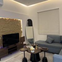 شقه بتصميم انيق ودخول ذاتي بمكان مميز，位于哈费尔巴廷Qaisumah Airport - AQI附近的酒店