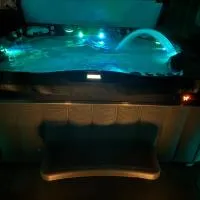 Newer Cozy Guest Cottage with Saltwater Spa!, hotel Weedben