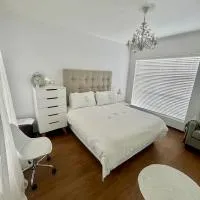 Luxury Beach Front Apartment, hotel sa Strand