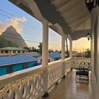 Upstairs Apartment with Piton View in Soufriere, hotel sa Soufriere
