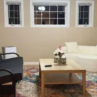Cozy Private Basement Apartment in Fort Erie, hotel v mestu Fort Erie