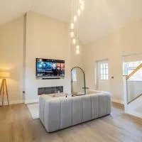 Unique luxury barn with private wood-fired hot tub, hotell i Selby