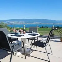 Chalet with Stunning Lake and Mountain Views avec une vue à couper le souffle, une spacieuse terrasse et jardin, hotel v destinácii Châtillon