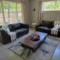 Honeywood Stays "Spacious 2 Bedroom Unit - Near Airport, Free Parking & Wi-Fi, Private Garden, hotel a prop de Aeroport internacional de Port Elizabeth, a Gqeberha