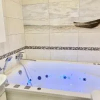 Jacuzzi With light Nauki Avene, hotelli Harkovassa
