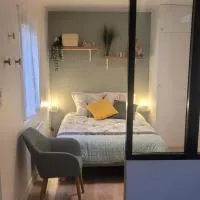 Maisonnette avec jardin proche Paris, hotel v destinaci Saint-Mandé