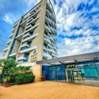 Play Hatzuk Beach, hotel Tel-Avivban