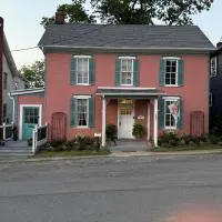 Congress House - Walk everywhere from this elegant comfortable home, ξενοδοχείο σε Berkeley Springs