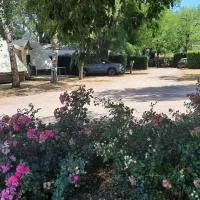 Camping Au Lac d'Hautibus、Argenton-Châteauのホテル