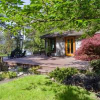 Luxe Beachfront, Hot Tub, Kayaking, Walk to Town, kh&aacute;ch sạn gần Orcas Island - ESD, Eastsound