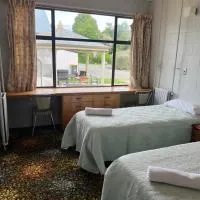 Green Hayes Estate Rentals- R5 Magnolia House, хотел в Temuka
