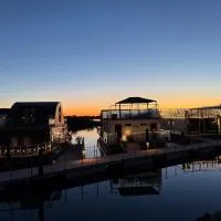 Nykøbing Sjælland में, होटल 5-star houseboat of 125 m2 with its own bathing jetty