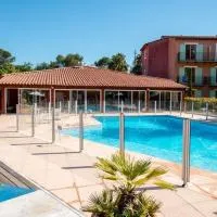 Maison cosy avec piscine à Mouans-Sartoux，穆昂薩爾圖的飯店
