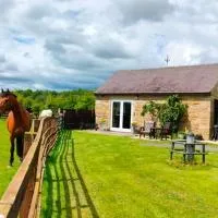 The Hideaway with hot tub, hotel en Chathill