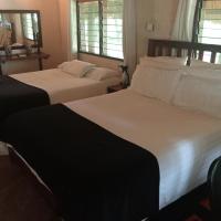 Chalet along Zambezi River with Swimming Pool & WiFi & Safari & Boat Cruise, hotel cerca de Kariba - KAB, Chirundu