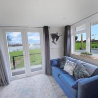 Lakeview at The Hideaway，位于Meysey Hampton费尔福德 - 英国皇家空军站机场 - FFD附近的酒店