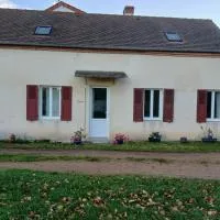 Maison individuelle au cœur d'un village dynamique, viešbutis mieste Cosne-dʼAllier