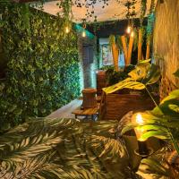 Jungle Room, &xi;&epsilon;&nu;&omicron;&delta;&omicron;&chi;&epsilon;ί&omicron; &kappa;&omicron;&nu;&tau;ά &sigma;&tau;&omicron; &Alpha;&epsilon;&rho;&omicron;&delta;&rho;ό&mu;&iota;&omicron; Perpignan - Rivesaltes - PGF, &Pi;&epsilon;&rho;&pi;&iota;&nu;&iota;ά&nu;