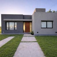 Casa con pileta en Funes, hotel cerca de Aeropuerto Internacional Rosario Islas Malvinas - ROS, Funes