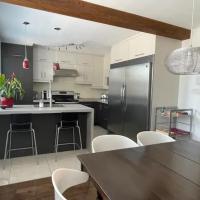 Chouette loft urbain avec foyer, hotel near Val-d'Or Airport - YVO, Val-dʼOr