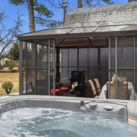 Stylish Hot Tub Retreat with Ping Pong home, hotel in zona Tipton Airport - FME, Severn