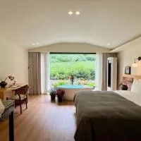 The Tea & Bamboo Retreat A serene homestay offering complimentary bamboo weaving workshops and tea tasting experiences., hotel din Hangzhou