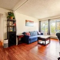 Modern One Bedroom Unit, Sofa Bed, Adjustable Queen Bed, 75 Inch Smart TV and Indoor Secure Parking、Albanyのホテル