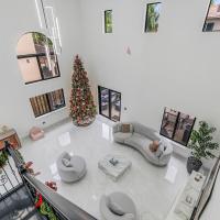 Modern Miami Home with Patio and Pool, hotel pobl&iacute;ž Kendall-Tamiami Executive - TMB, Country Walk