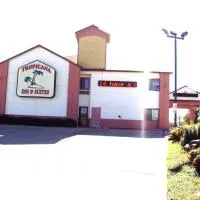 Tropicana Inn and Suites, hotel di Oldham