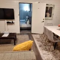 Two Bedroom Suite with AC, Sleeps 8! Complimentary Snacks & Drinks, ξενοδοχείο σε Langford