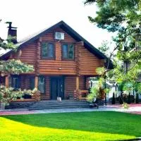 Эко-дім зі смереки з басеном, сауною, каміном і чаном на Десні, 12 км від Києва, hotel v destinaci Novosilki