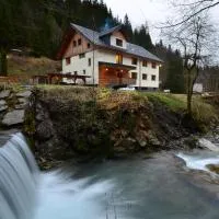 Apartmaji nad potokom, hotel sa Železniki