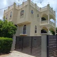 Modern studio apartment near beach, hotel en Saint James
