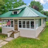 Downtown Gillett Bungalow, Fireplace, 3B, Historic, hotel i Gillett