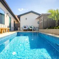 Hold in Hamdeok with Pool, hotel di Jeju