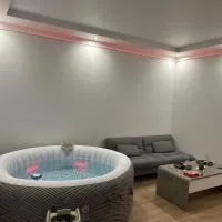 Jacuzzi Privé & Cinéma - Suite Romantique, hotel di Essey-lès-Nancy