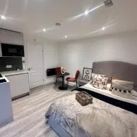 Exclusive, newly built detached garden studio, private and self-contained, within family home grounds, hotel u gradu Swanscombe