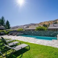 Cardrona Villa with Pool and Jacuzzi, ξενοδοχείο σε Cardrona