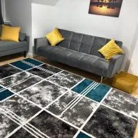 Fabulous 2 Bed Flat near station sleeps up to 6 - min 3 nights, hotel di Dagenham