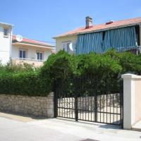 Apartment Gro&szlig;e Ferienwohnung in Pag mit Privater Terrasse by Interhome, hotel v destinaci Pag