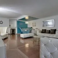 Large 5BR Family Home - Sleeps 10 - Near Wembley & Private Parking, hotel en Northolt