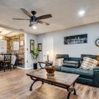 Near Wineries and Guadalupe River! Stylish Home，位于维多利亚Victoria Regional Airport - VCT附近的酒店