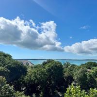 Chat n Chill - Top Floor Condo, Walk to Pink Sands Beach townhouse，位于Harbour IslandNorth Eleuthera - ELH附近的酒店