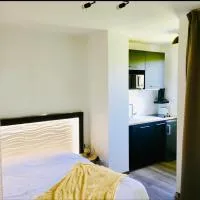 Appartement élégant avec Balcon à 5 min de Honfleur parking et piscine, hotel v destinaci Équemauville