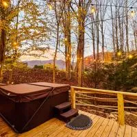 Hot Tub & Stone Fire Pit: Smoky Mountain Oasis!, hotel Maggie Valleyben