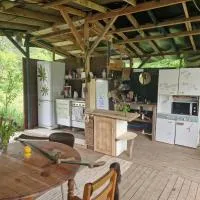 Tente en permaculture pirate, hotell i Creysse