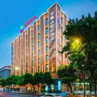Ramada Encore by Wyndham-Guangzhou Baiyun Railway Station-International Clothing Market Flagship Hotel, hotel a Canton